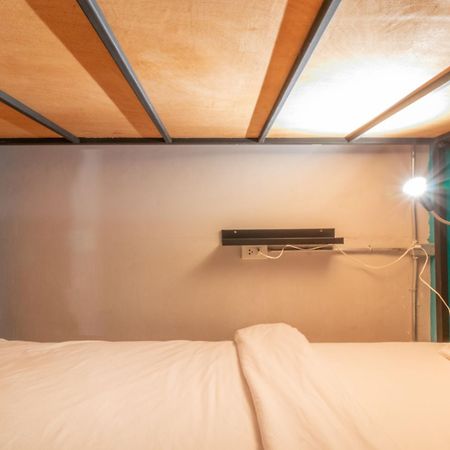 4Share Hostel (Adults Only) Бангкок Экстерьер фото