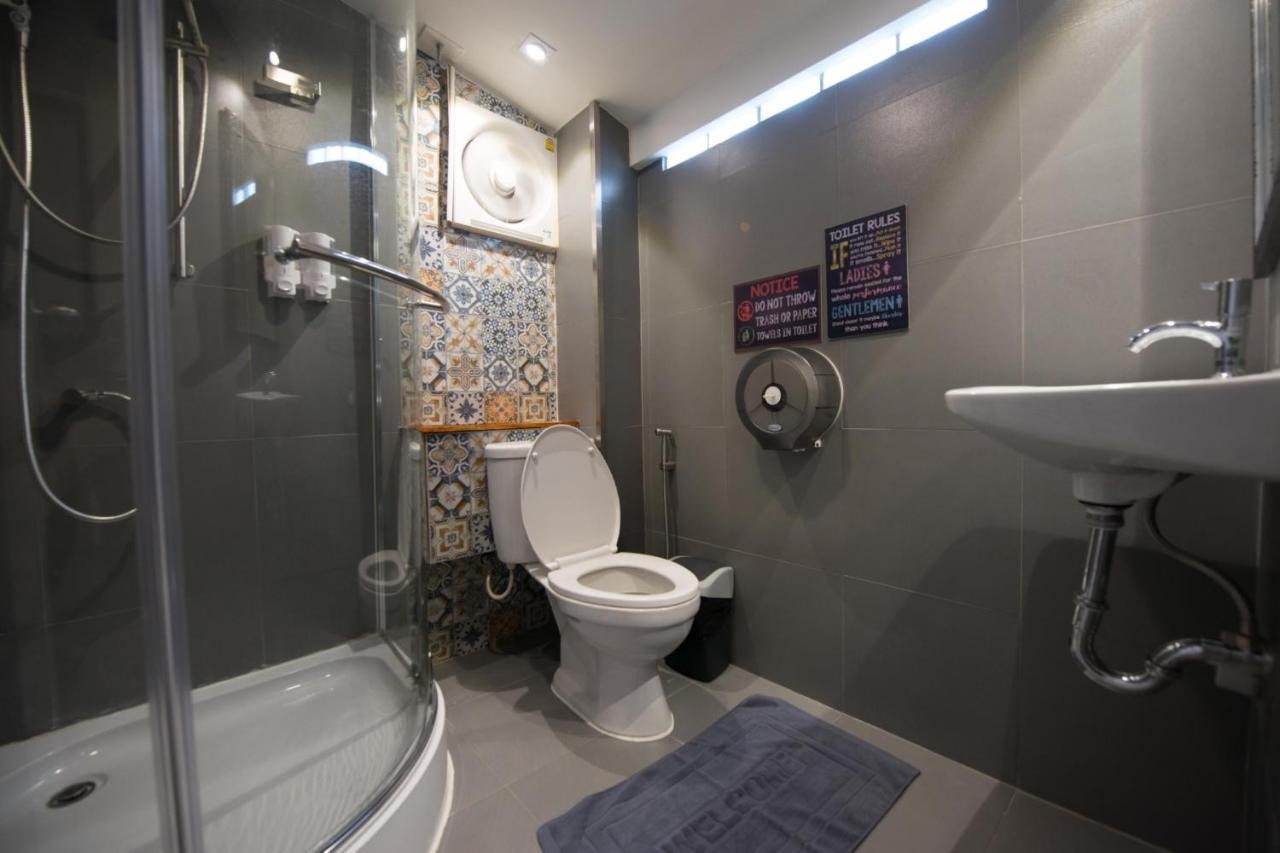 4Share Hostel (Adults Only) Бангкок Экстерьер фото