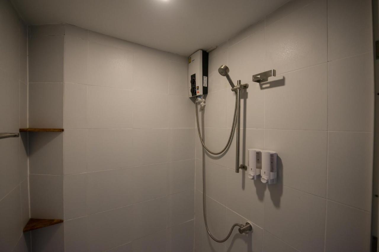 4Share Hostel (Adults Only) Бангкок Экстерьер фото