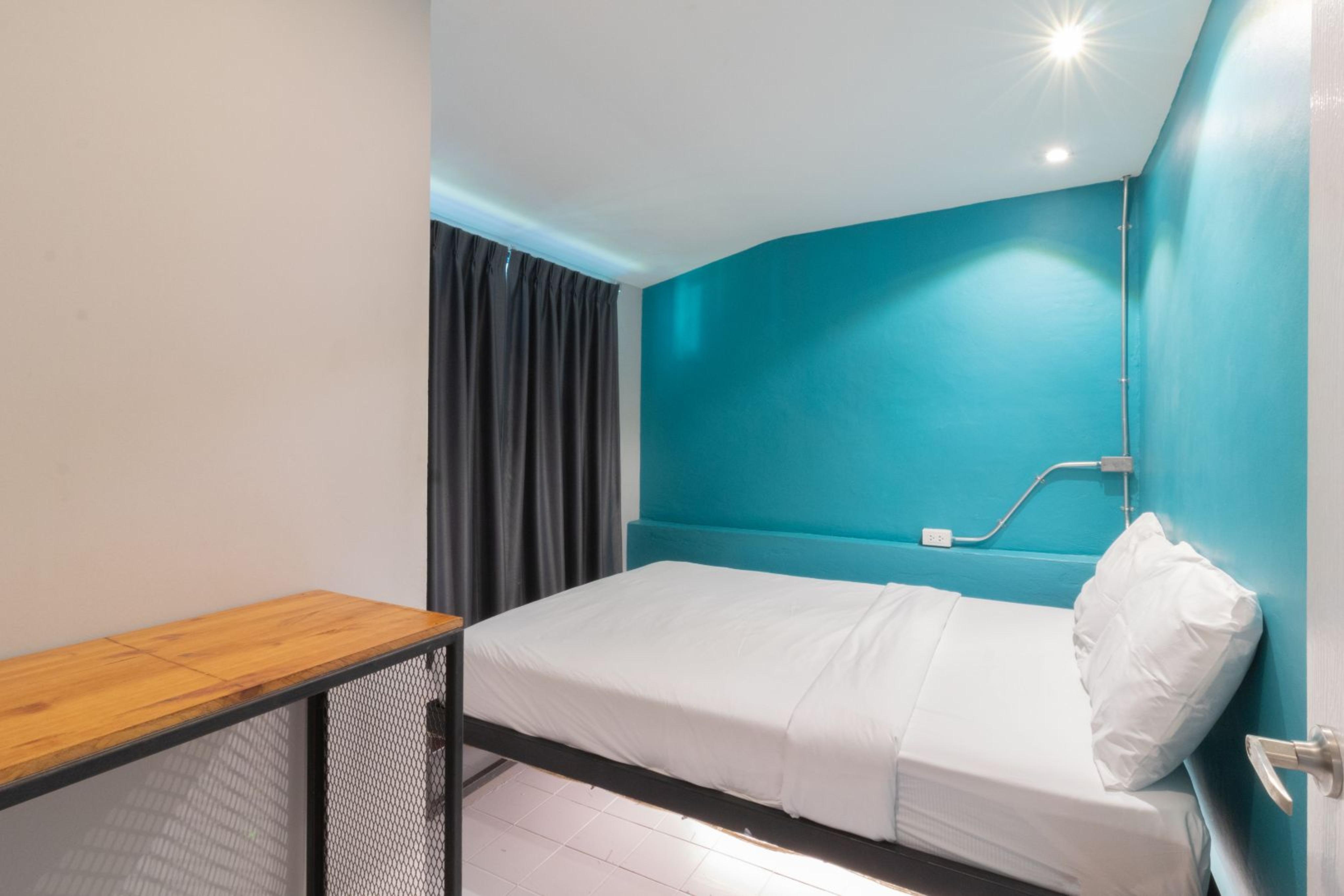 4Share Hostel (Adults Only) Бангкок Экстерьер фото