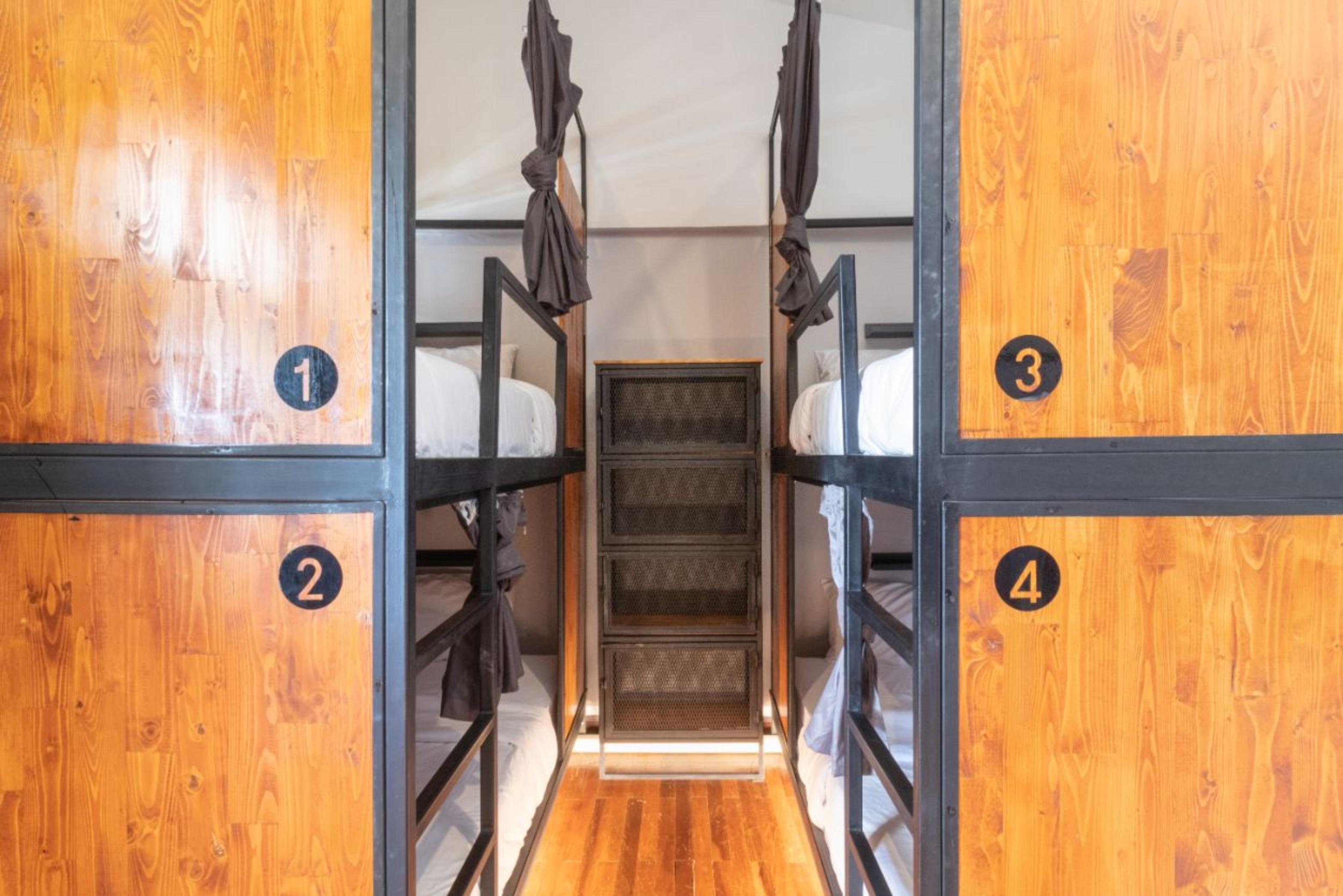 4Share Hostel (Adults Only) Бангкок Экстерьер фото