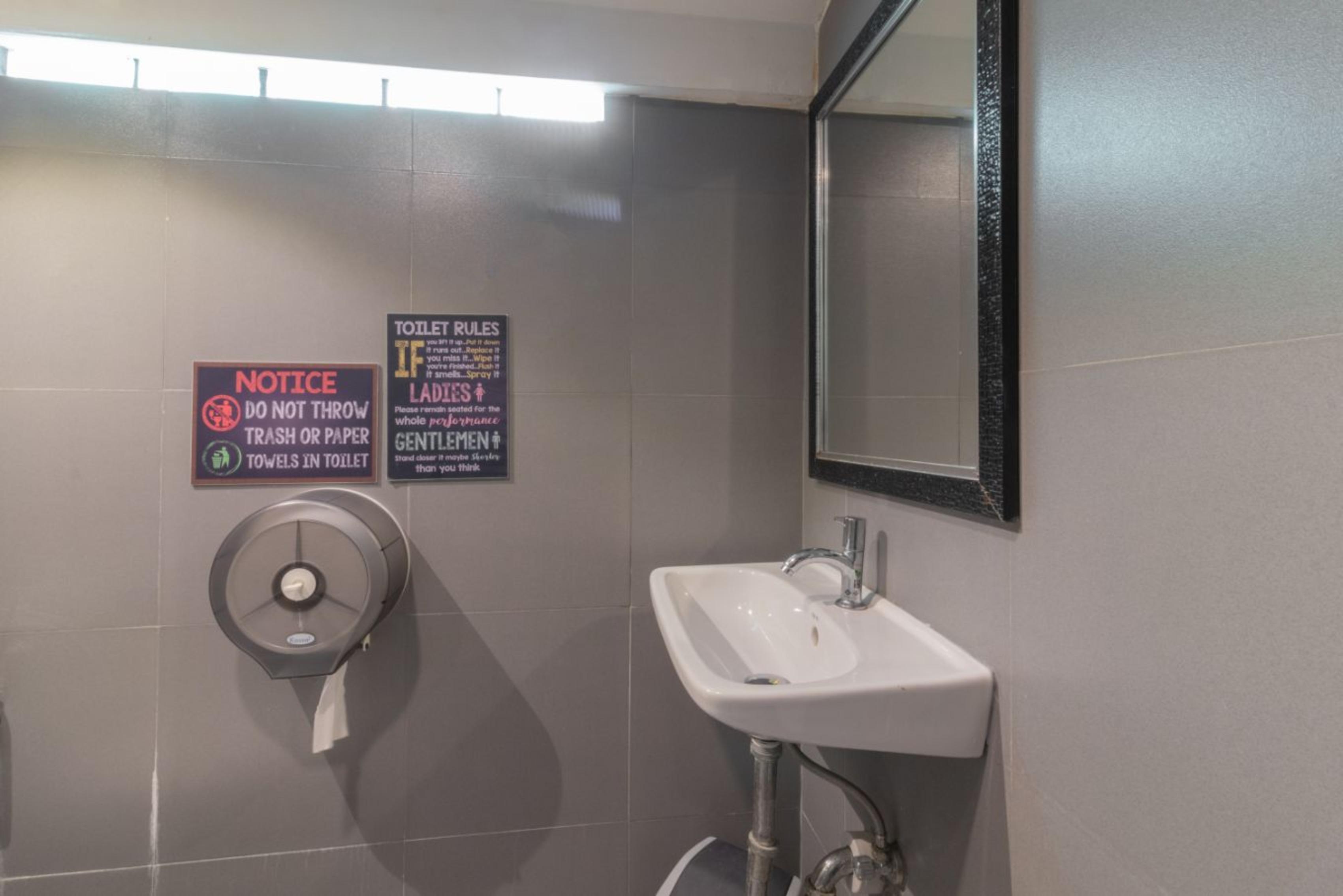4Share Hostel (Adults Only) Бангкок Экстерьер фото