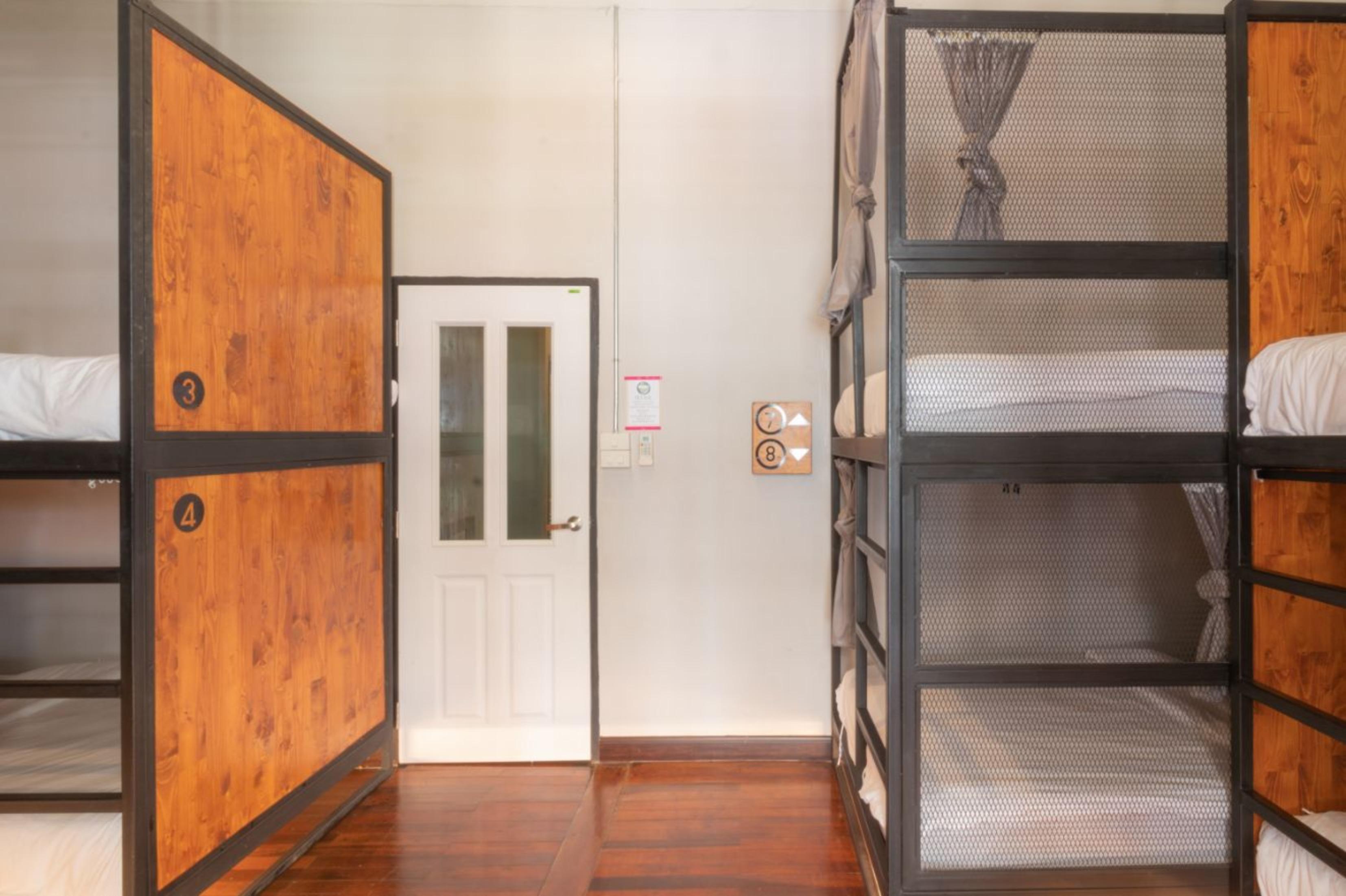 4Share Hostel (Adults Only) Бангкок Экстерьер фото
