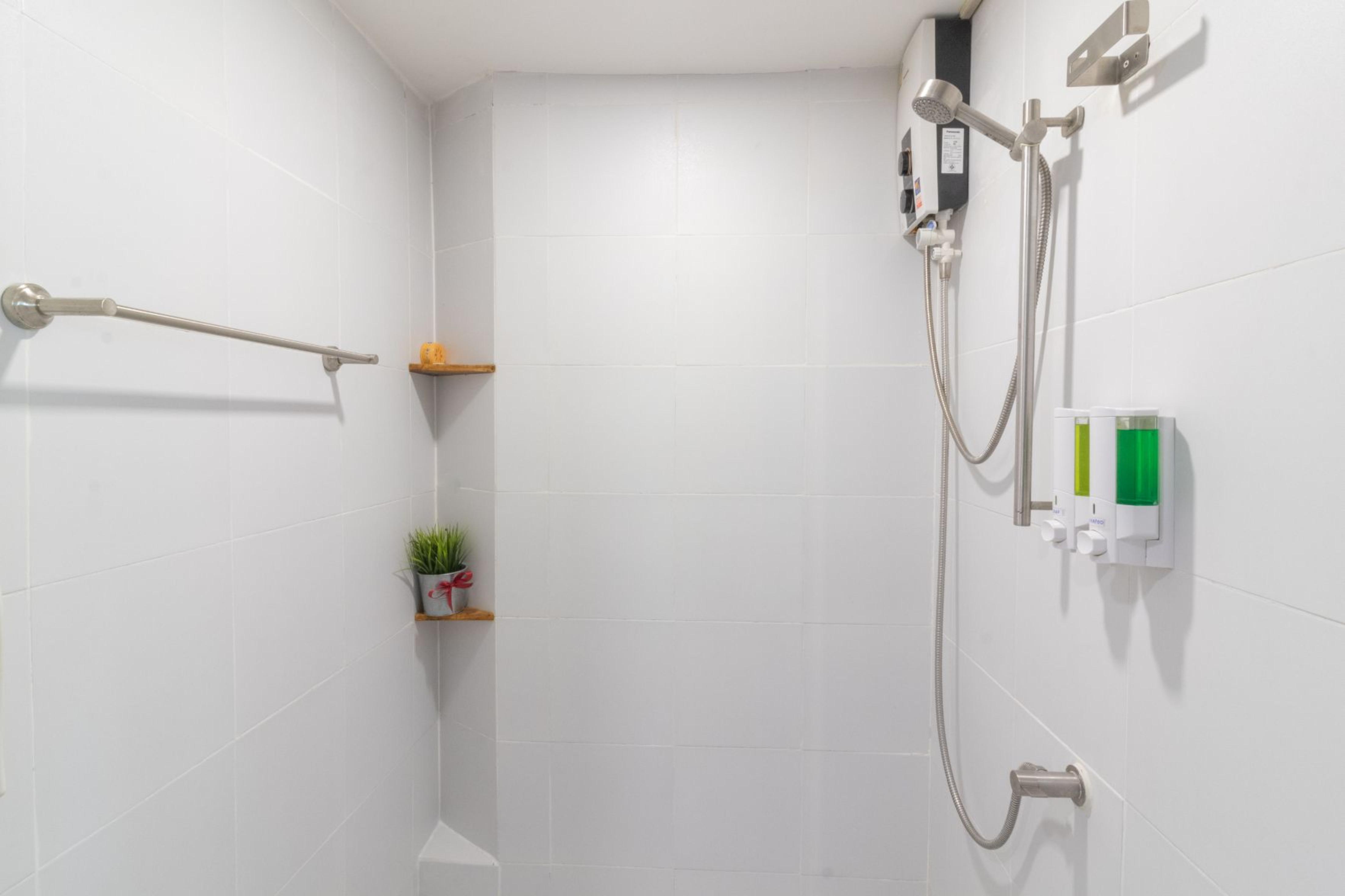 4Share Hostel (Adults Only) Бангкок Экстерьер фото