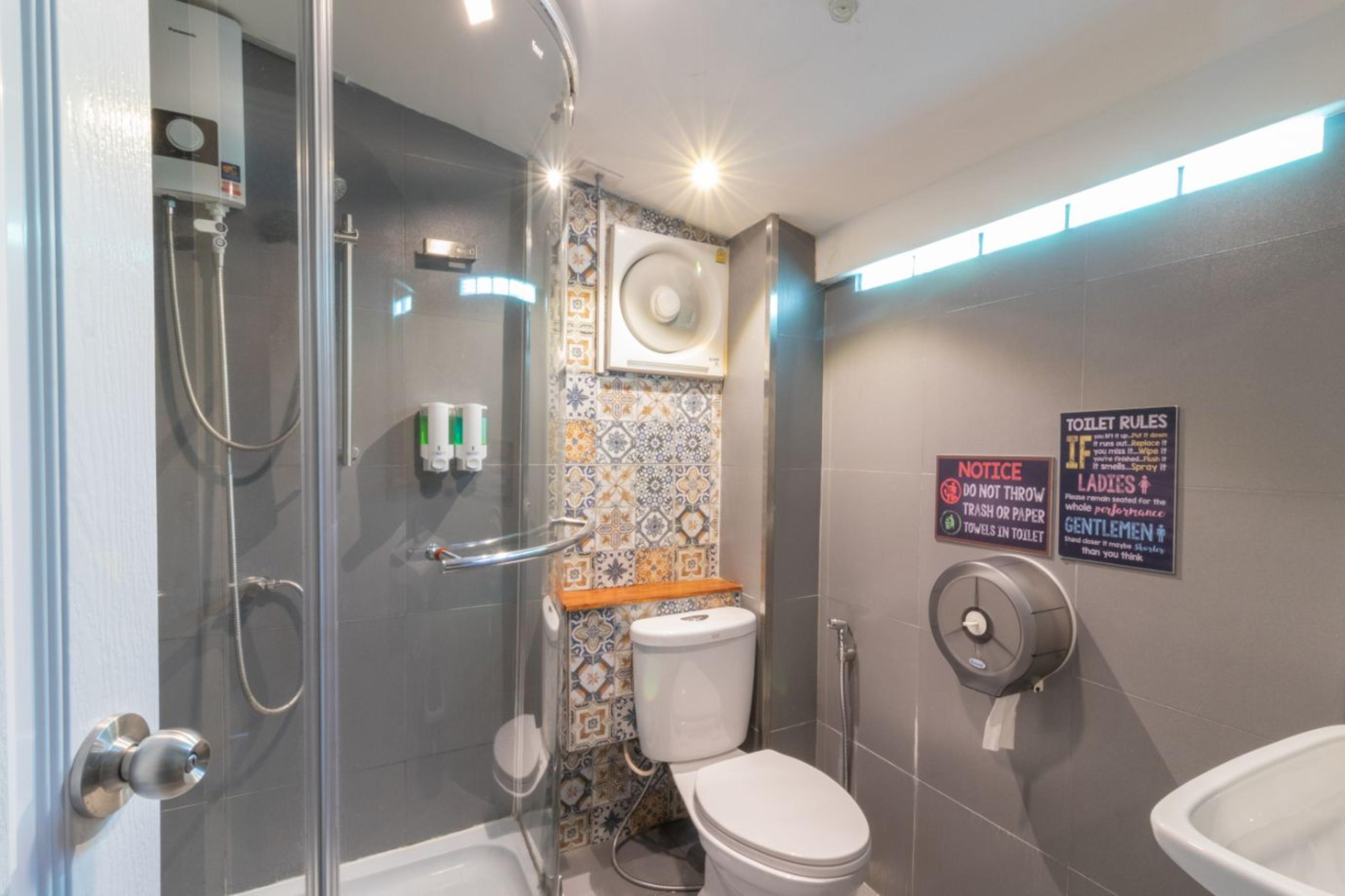 4Share Hostel (Adults Only) Бангкок Экстерьер фото