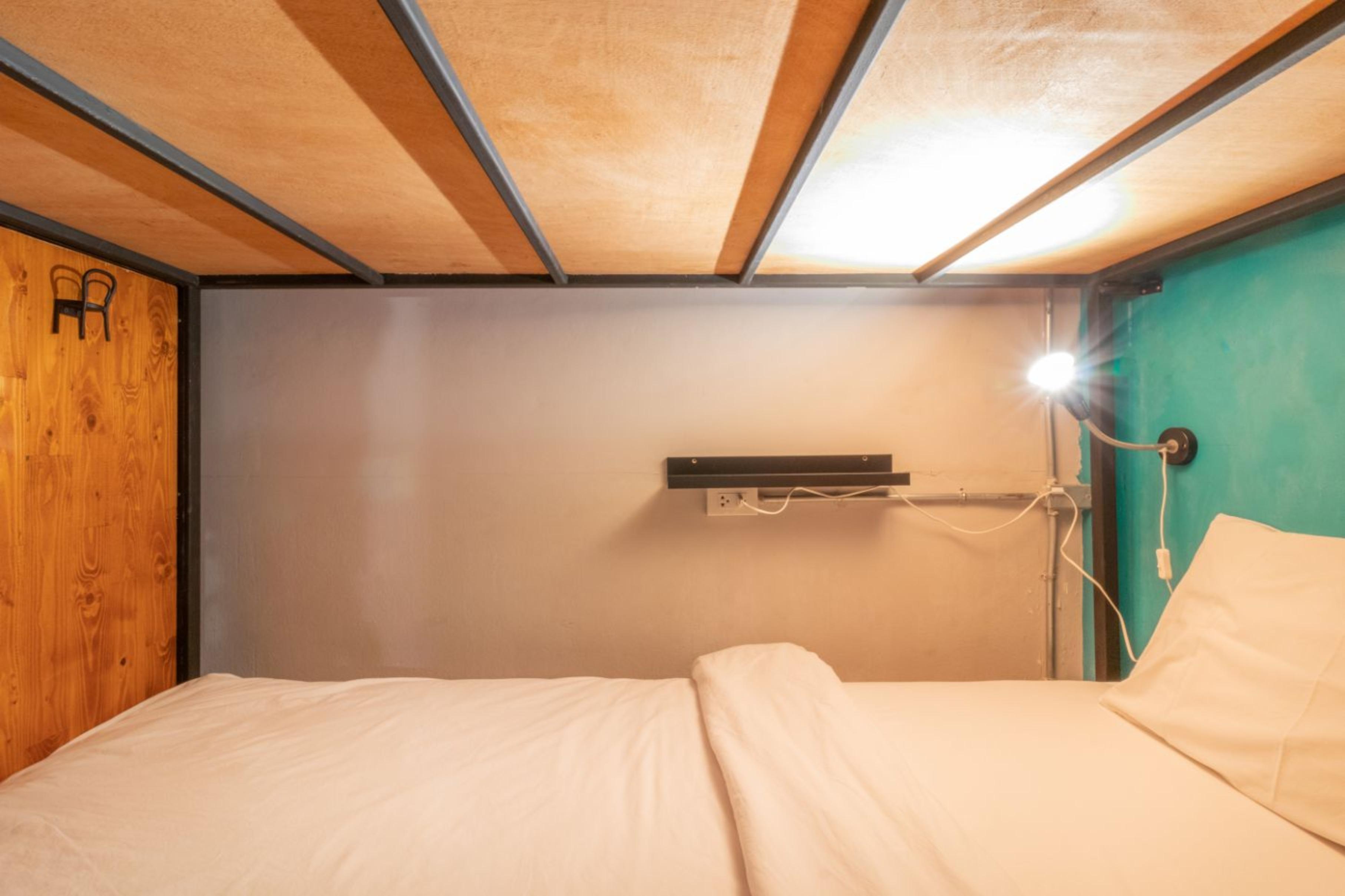 4Share Hostel (Adults Only) Бангкок Экстерьер фото