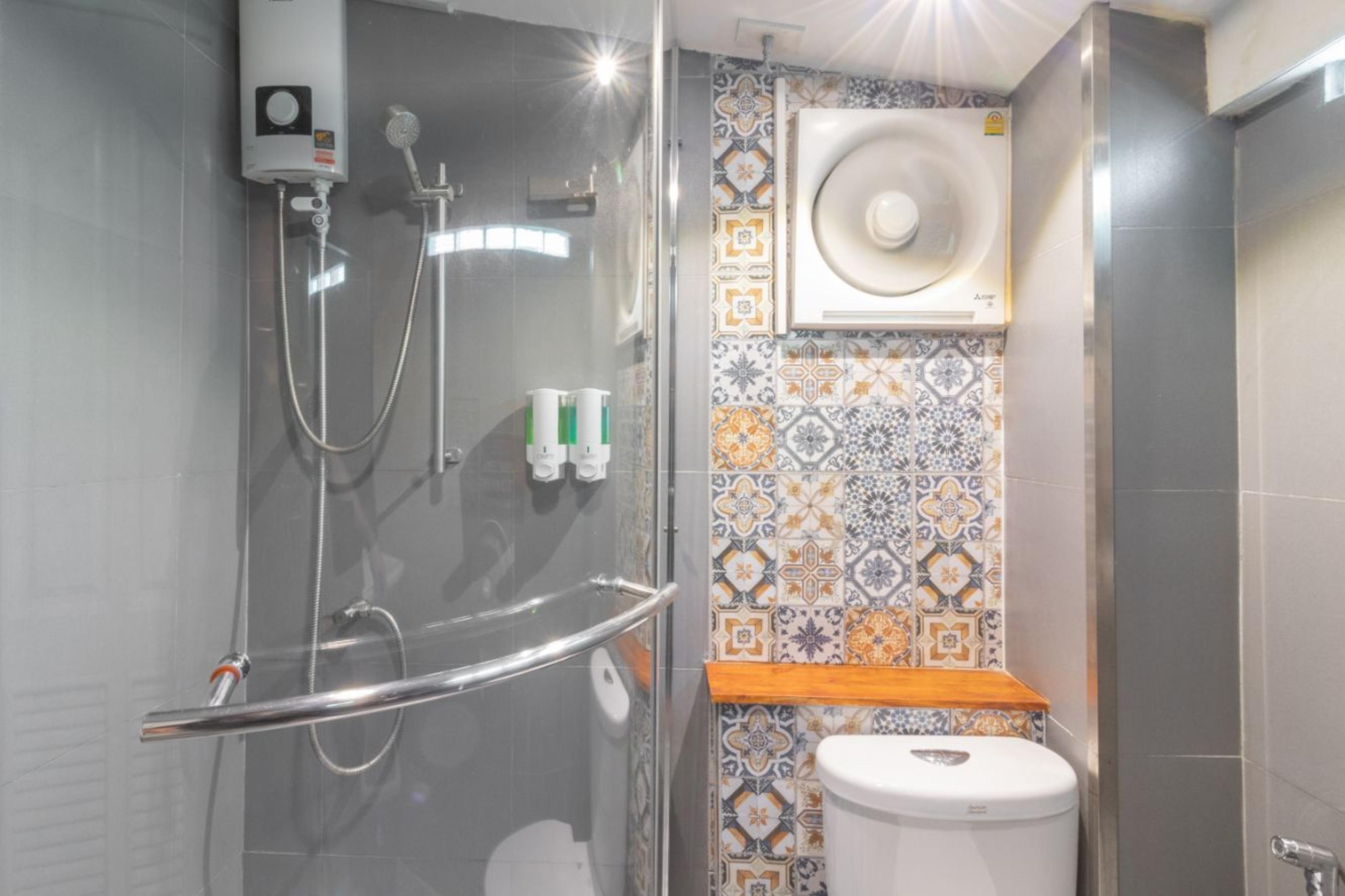 4Share Hostel (Adults Only) Бангкок Экстерьер фото