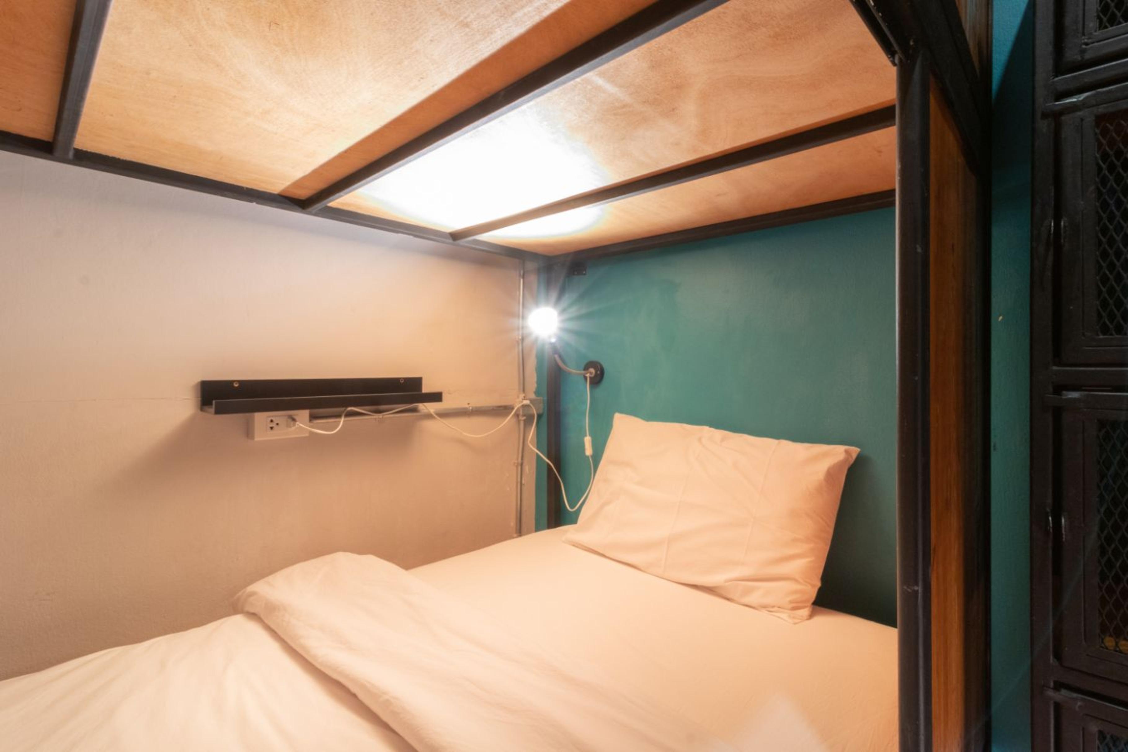 4Share Hostel (Adults Only) Бангкок Экстерьер фото