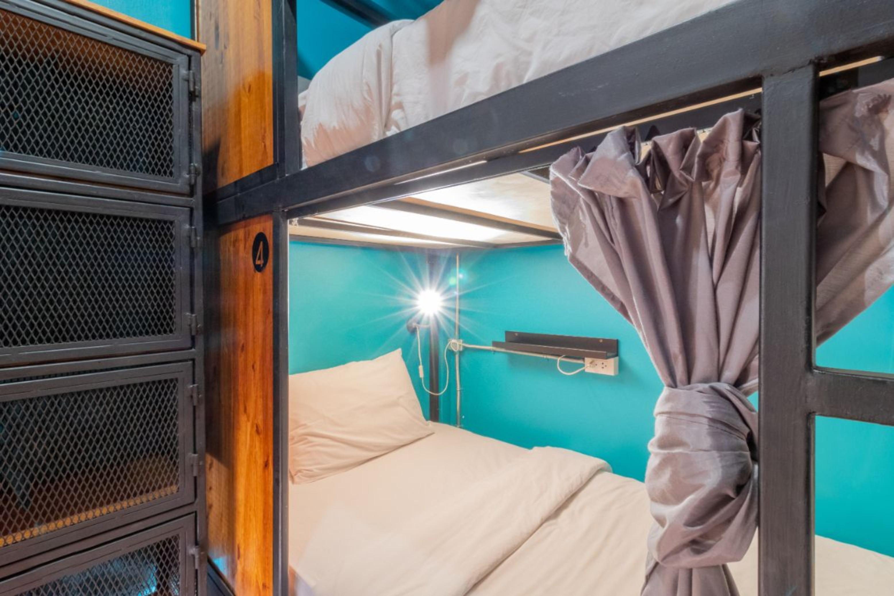4Share Hostel (Adults Only) Бангкок Экстерьер фото