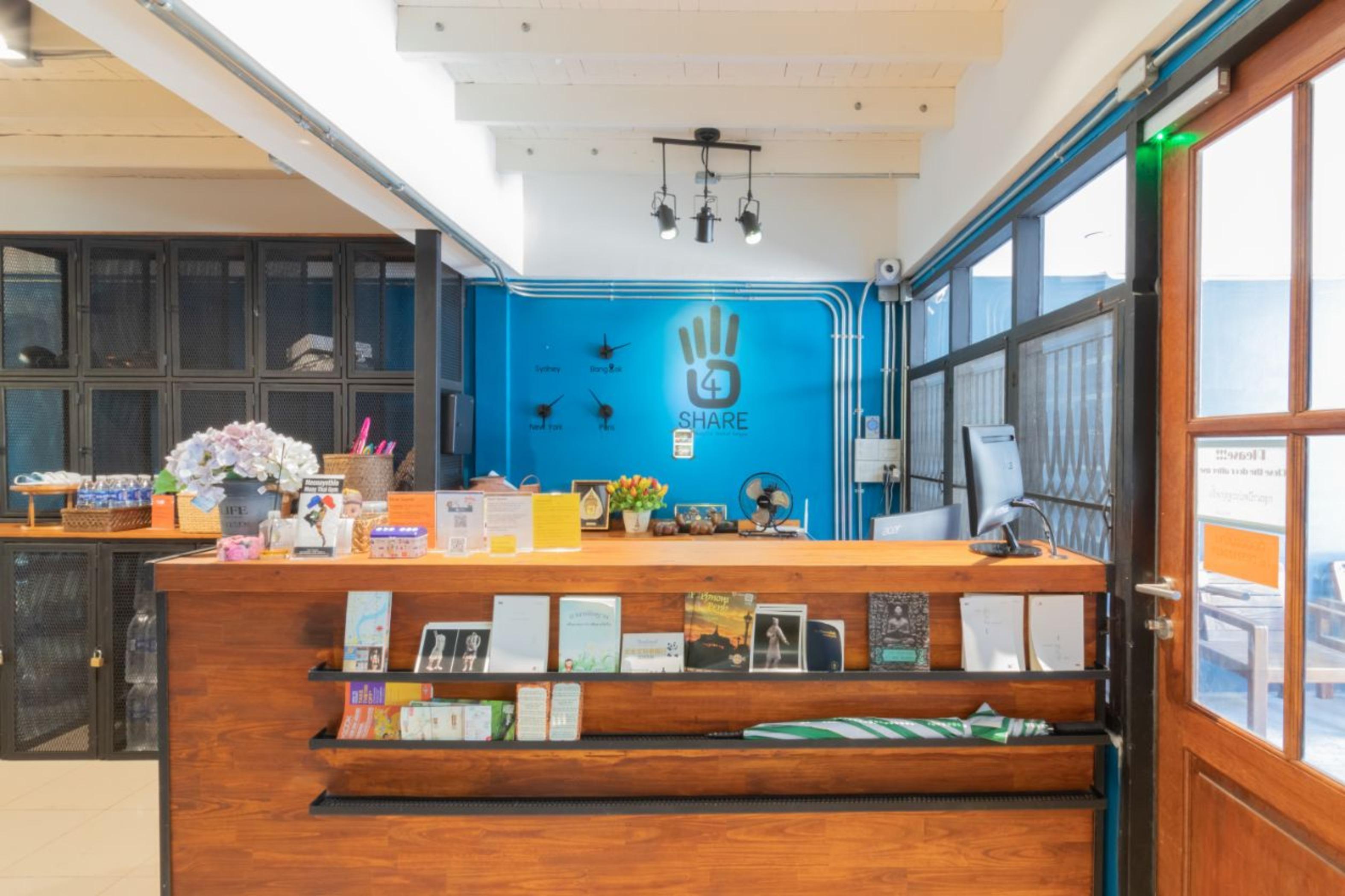 4Share Hostel (Adults Only) Бангкок Экстерьер фото