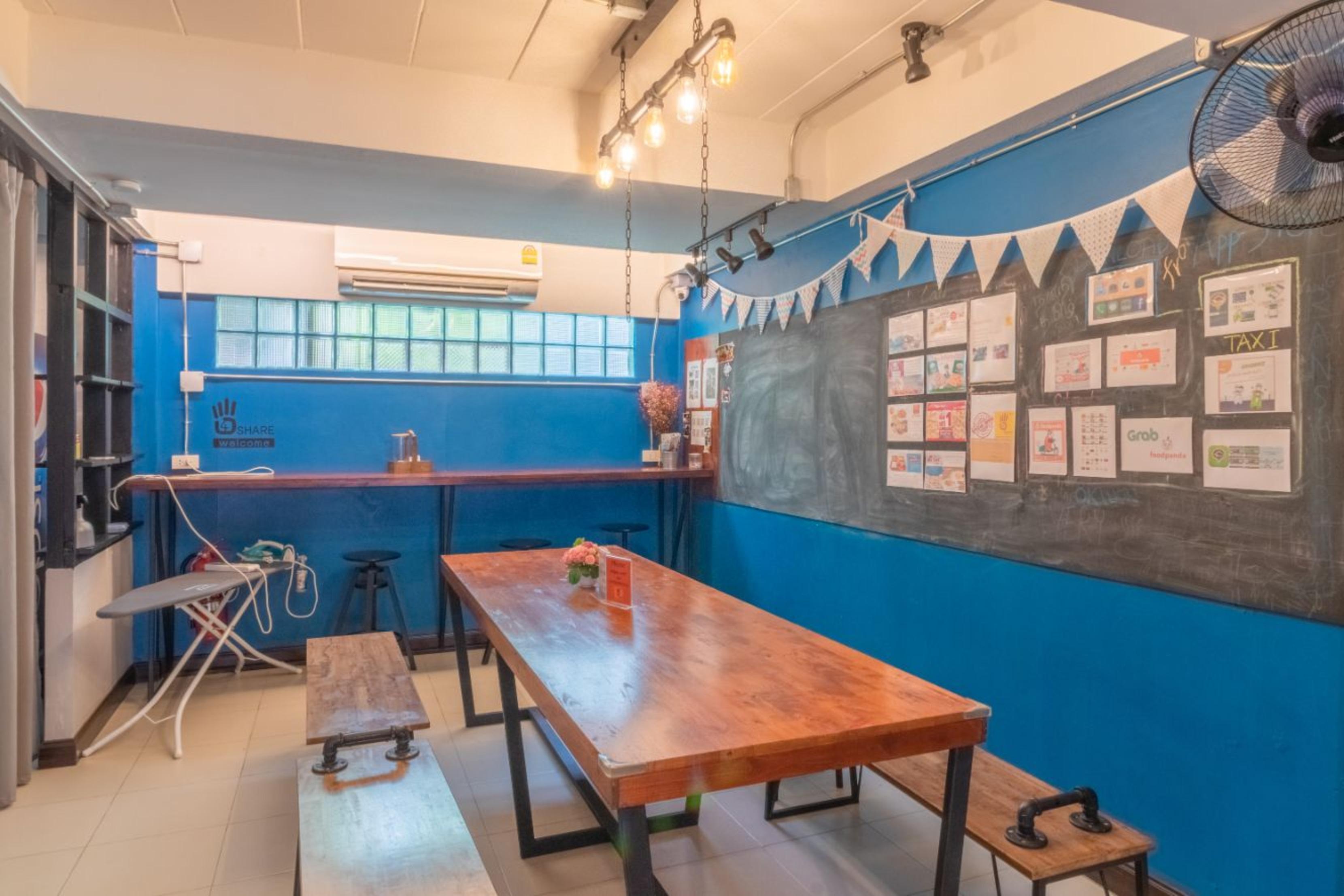 4Share Hostel (Adults Only) Бангкок Экстерьер фото